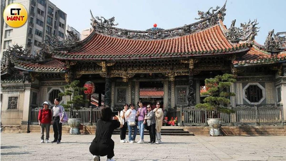 龍山寺旁「印雙證件換千元」 負責人向警喊冤：不是詐騙