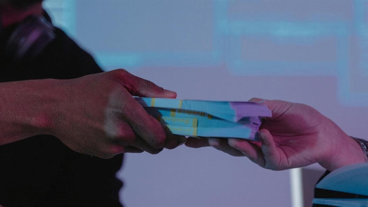 車站廁所「撿到百萬」竟是詐團掉的 車手急衝服務台 出事了