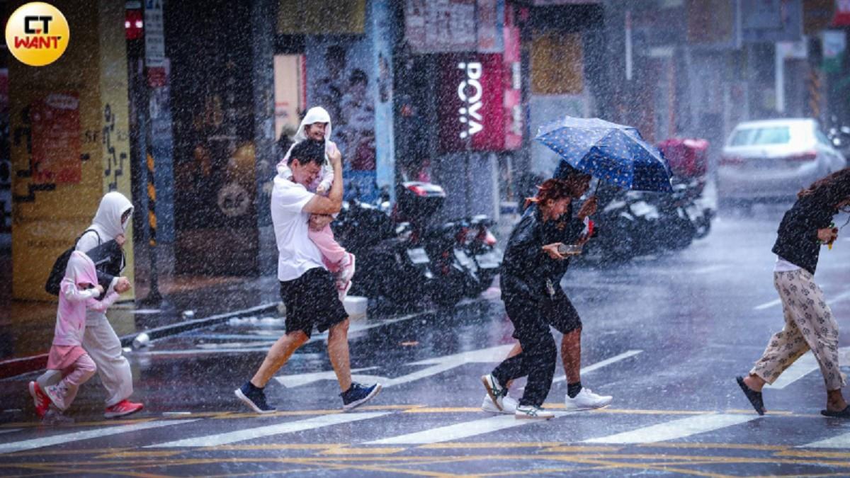 鳳凰颱風「急轉北」！ 鄭明典揭關鍵：恐現高低層分離現象