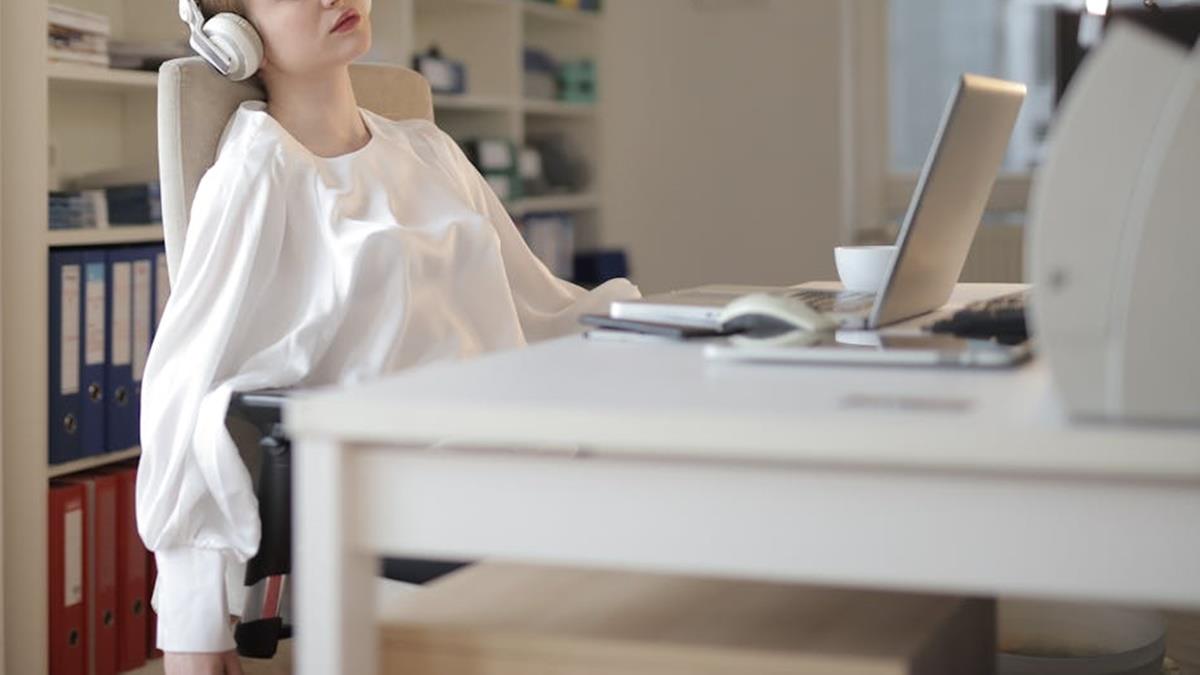 新同事常出包還上班睡覺！ 老闆竟極力護航 網秒懂：不意外