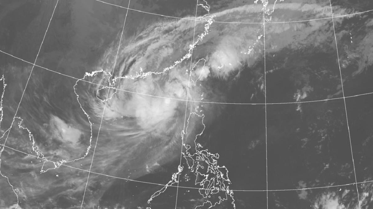 鳳凰颱風轉彎直撲台灣！美日最新預測：穿心通過本島