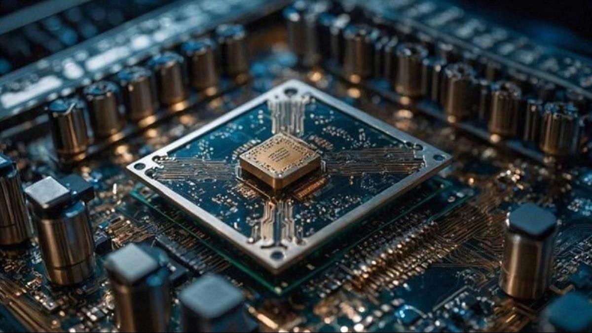 黃仁勳訪台要產能！ 專家示警「晶片荒」：恐無足夠人力