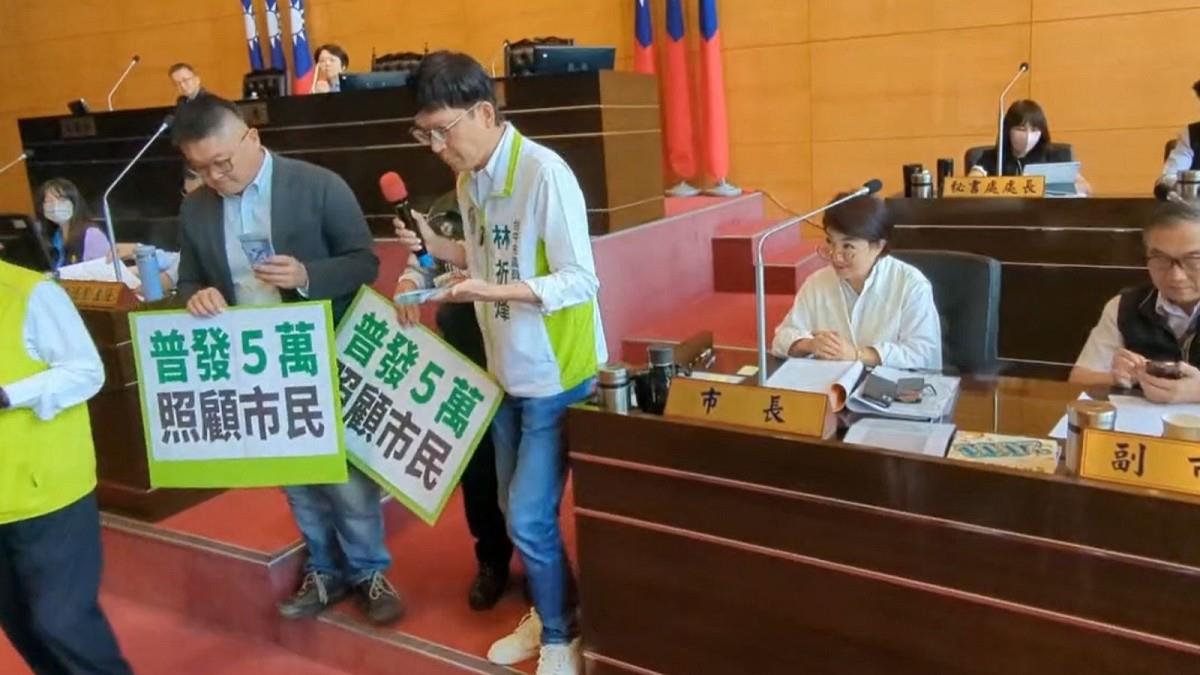 4議員扛20萬千鈔喊「普發5萬」！ 盧秀燕冷回：先把錢留下