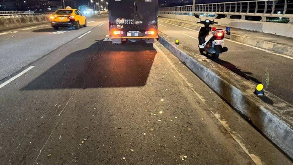 運鈔車門沒關好「硬幣灑滿浮洲橋」 警花1小時幫撿錢