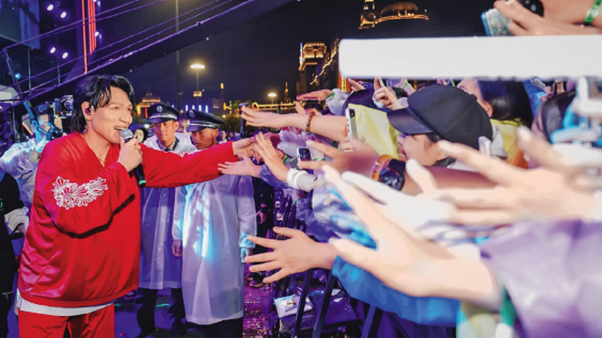 楊宗緯全家遭爆「破壞公物、隨地便溺」 鄰居嚇傻：很缺德