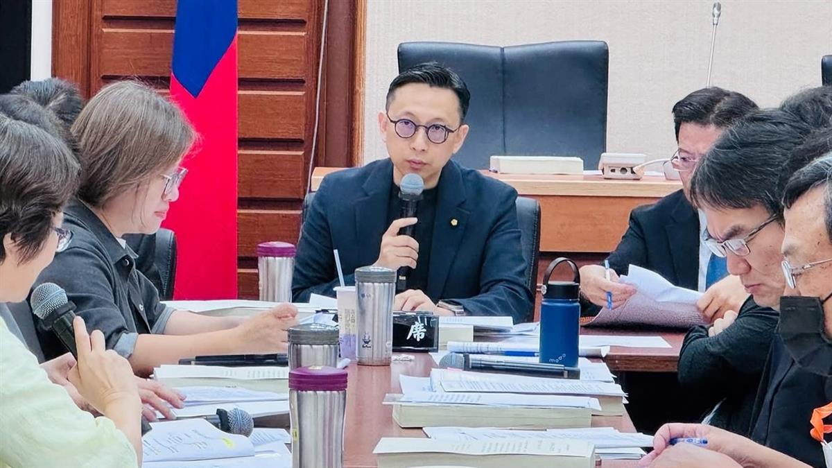 被抓包用AI？ 葛如鈞小編認了「我是GPT」 粉專慘遭各種瘋玩網笑翻