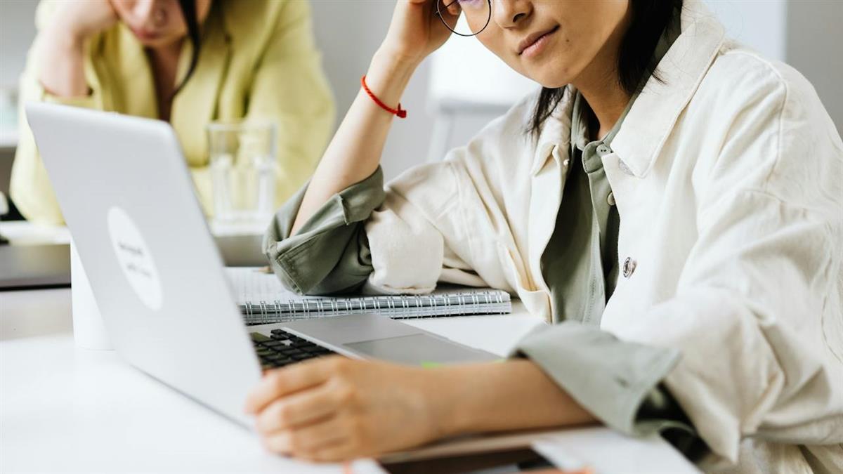 2同事上班狂摸魚「不幫扛就擺道」！ 網勸：打不贏就加入