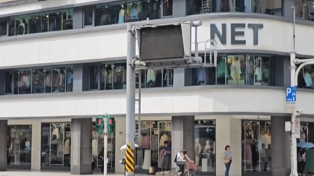 阿嬤行動不便「買衣只能在門外看」店員1舉動暖哭全場