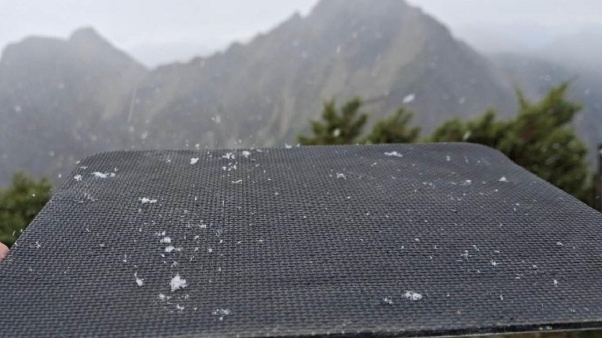 快訊／超強冷空氣來襲！玉山下雪了 氣溫直逼0度