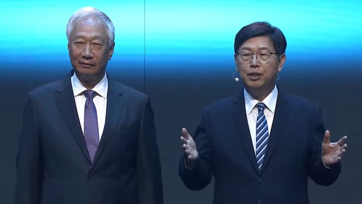 鴻海科技日登場！ 郭台銘驚喜現身 一頭白髮「微笑少話」藏不住霸氣