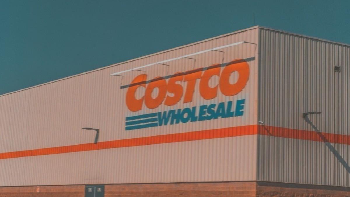 正妹網紅嗨喊「把自己賣掉」躲貨架拍不雅照 好市多怒了