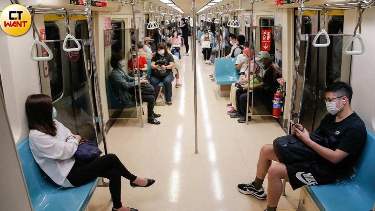 國二女「脊椎剛開刀」 坐一般位仍被逼讓座　媽氣炸：要穿泳衣出門 ？