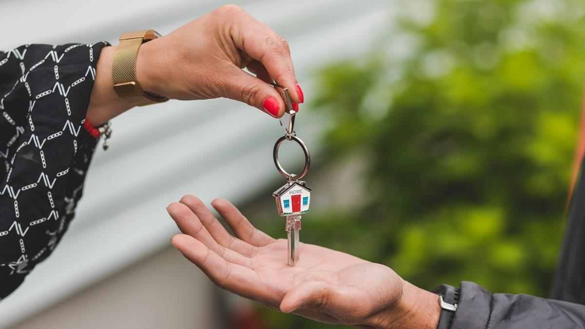 月薪3萬5扛全家「房東拒長租」 23歲女心累嘆：看不見未來