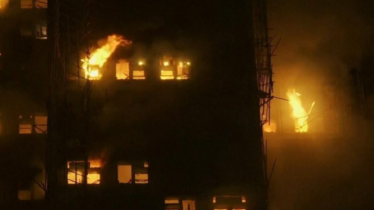 香港宏福苑大火增至94死 擬今早爆破7棟大樓