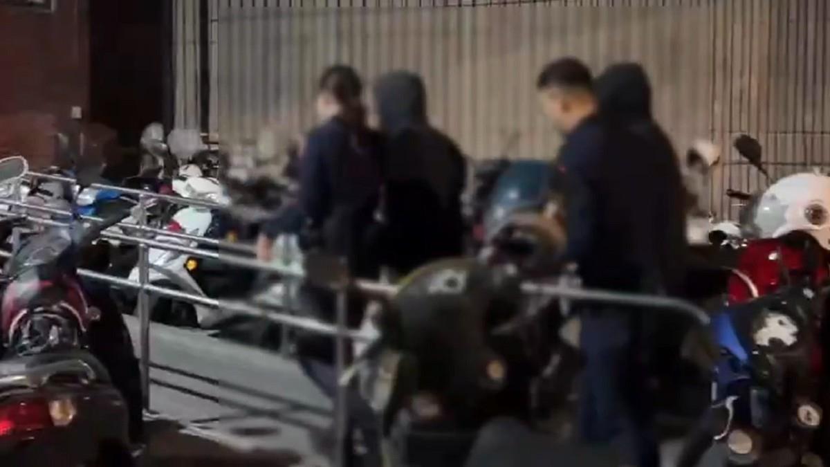 抓到了！ 網黃賣場掀衣喊「把自己賣掉」 動機全說了