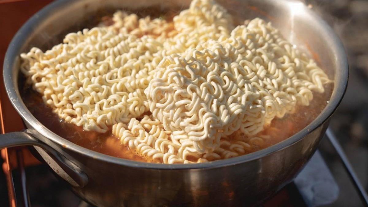 泡麵吃完「倒馬桶沖掉」？ 環保局喊母湯：恐引發爆管