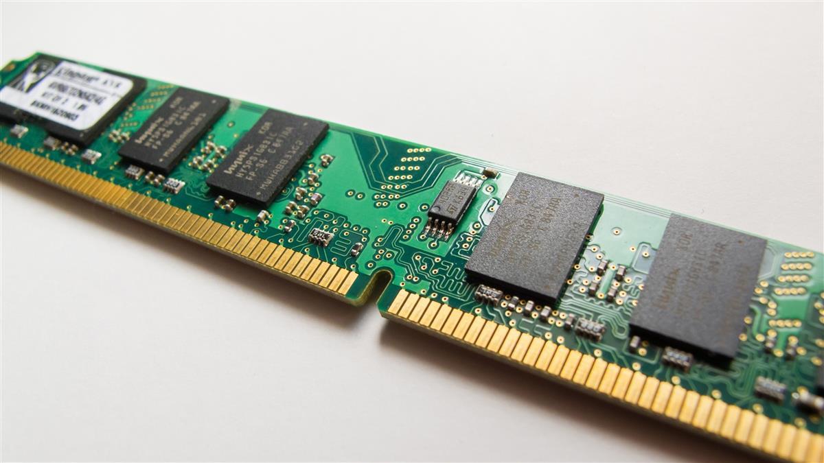 記憶體報價狂飆 股價為何漲不動？ 專家不忍全說了
