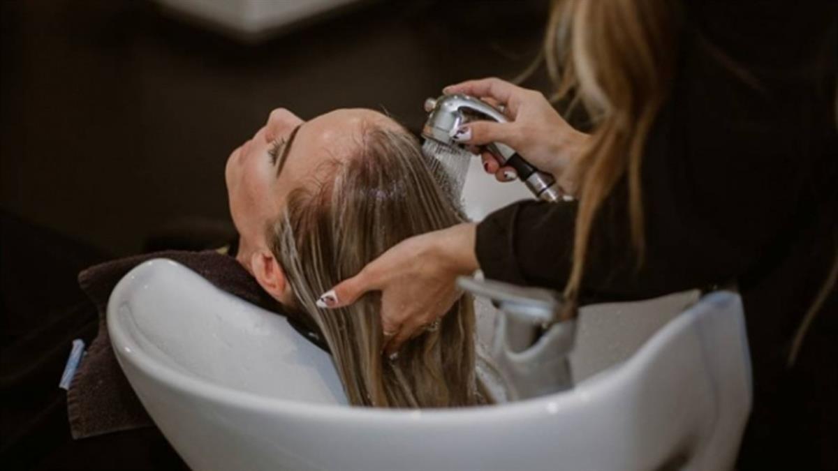 見設計師撿客人舊床墊 他嘆「原來窮人這樣過」 網揭真相：一堆人搶