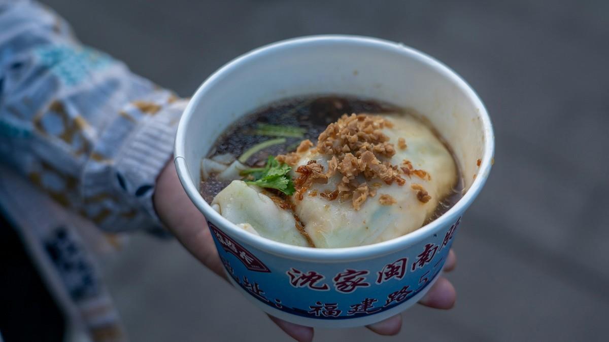 老伯擺攤被開罰 她熱心掏1200想救援 一看皮夾驚呆了