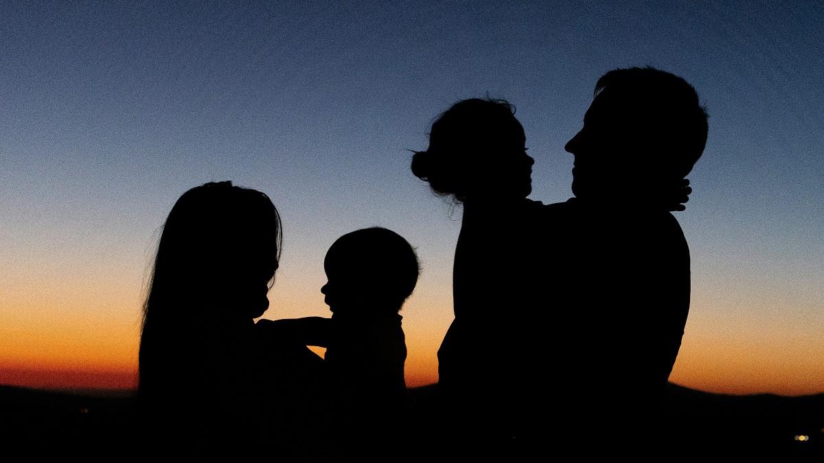 診所目睹人倫悲歌！「絕望的父子」9歲兒喊：老了就不要生我