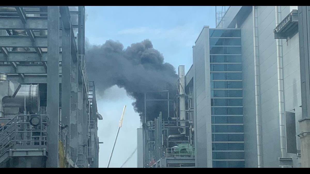 台南科技大廠房火災濃煙竄天警消急救援