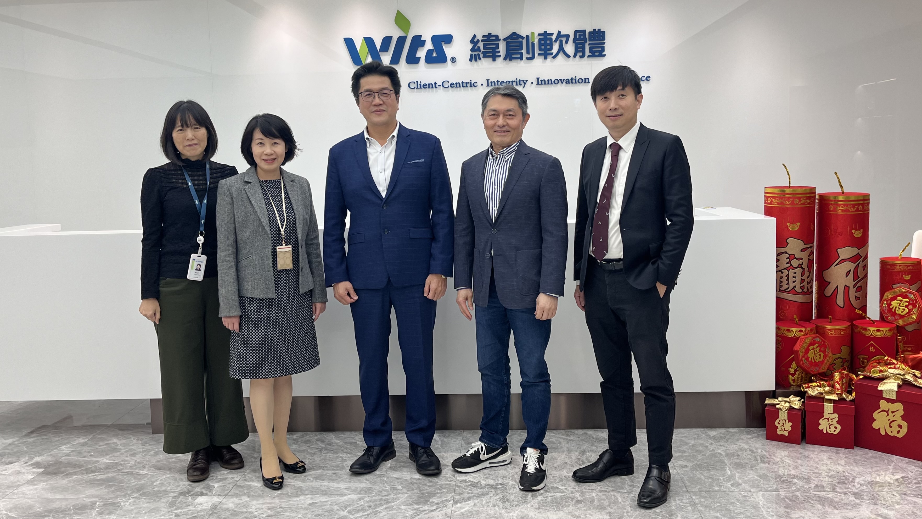 左一:緯軟董事長特助:陳玲芬、左二:緯軟資深副總長育禎、左三:台灣碳資產董事長張三河、右二:緯軟董事長蕭清志、右一:台灣碳資產總監沈柏江。