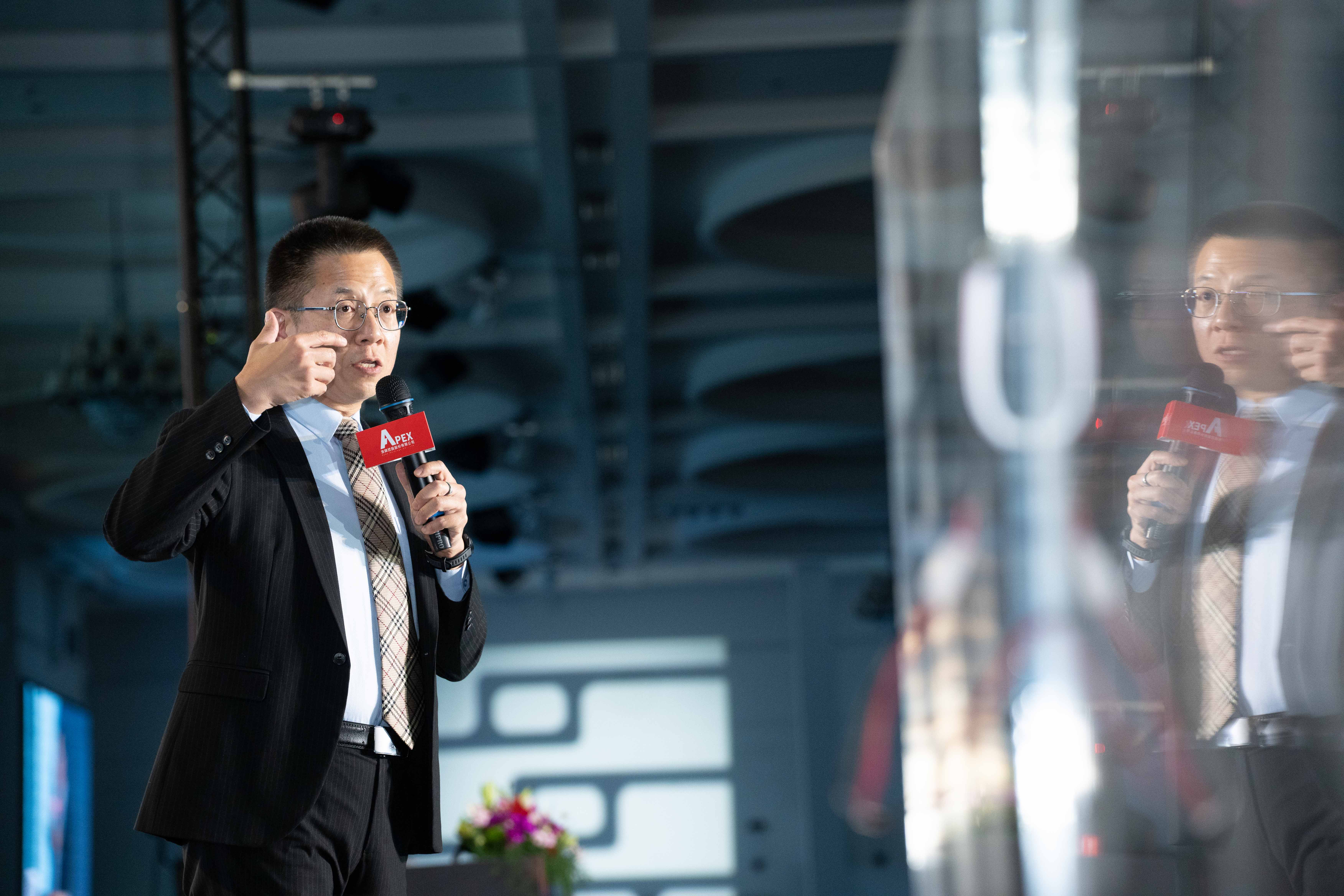  ▼「想都是問題，做才是答案。」人生教練郝旭烈激勵所有同仁，不斷努力累積生活的小勝才能創造大贏的人生。（圖／錠嵂保經提供）